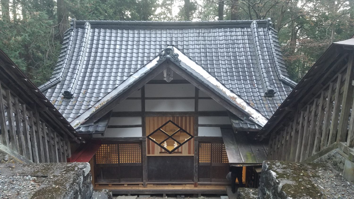 武田八幡宮拝殿内部修復工事　漆喰仕上げの作業風景です